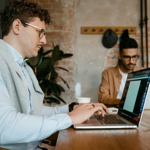 Como escolher o notebook ideal: guia de modelos básicos, para trabalho/estudo, 2 em 1, jogos e topo de linha