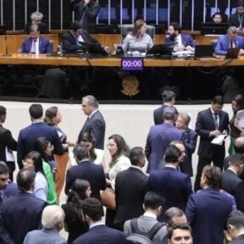 Câmara aprova pena a quem divulgar nudez gerada por IA