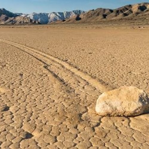 Pedras que se movem sozinhas em deserto: como mistério foi resolvido?