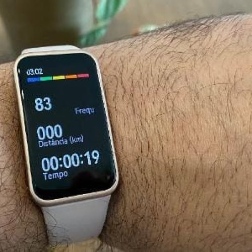 Huawei Band 8 é quase um smartwatch, só que menor e custa menos de R$ 195