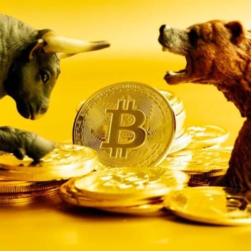 Bitcoin Price News: Investors Take $600M Out of ETFs – Is BTC Going to $60K?