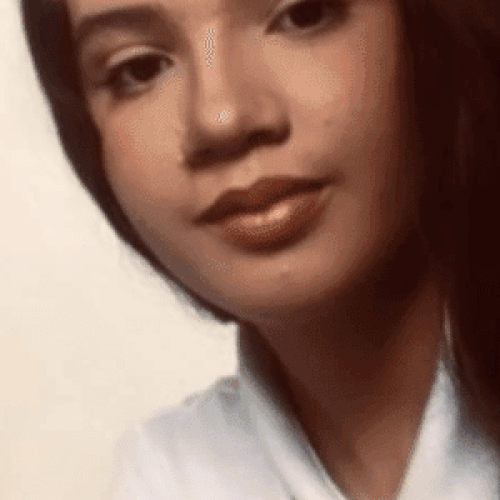 Adolescente morre ao mexer no celular após o banho: entenda os riscos