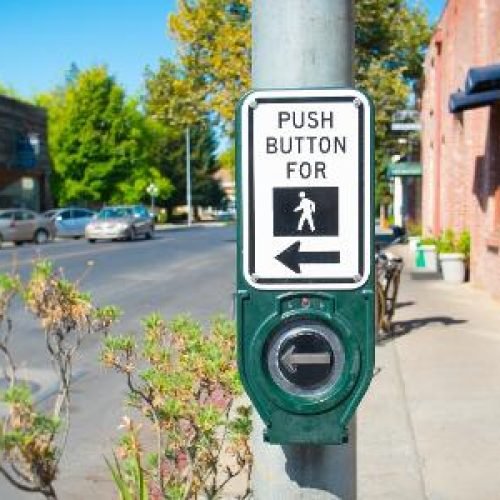 Alguém hackeou os sinais de pedestres nos EUA para trollar Zuck e Musk