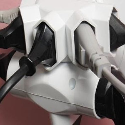 Não sabe se a tomada é 110V ou 220V? Dois métodos seguros para ver