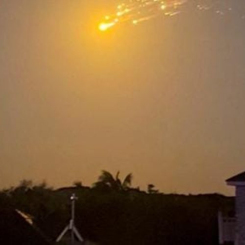 Explosão de foguete da SpaceX espalha destroços por EUA e Caribe