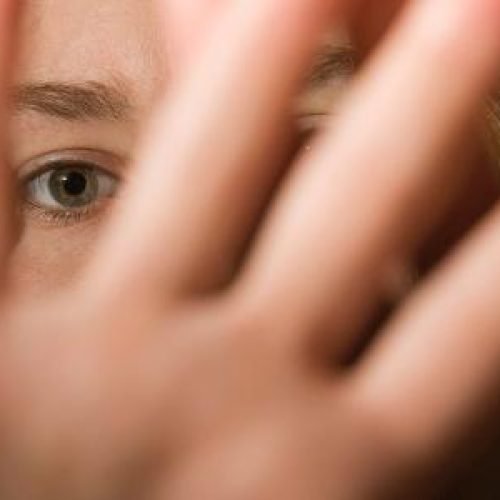 Nova lei combate deepfake contra mulheres e aumenta pena de infrator