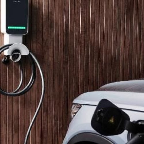 Carro elétrico precisa de autorização para carregar em casa? É seguro?