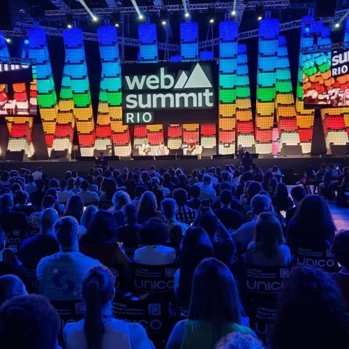 Web Summit Rio 2025 debate os dilemas da IA, regulação das redes e novos rumos do mercado de trabalho: veja destaques
